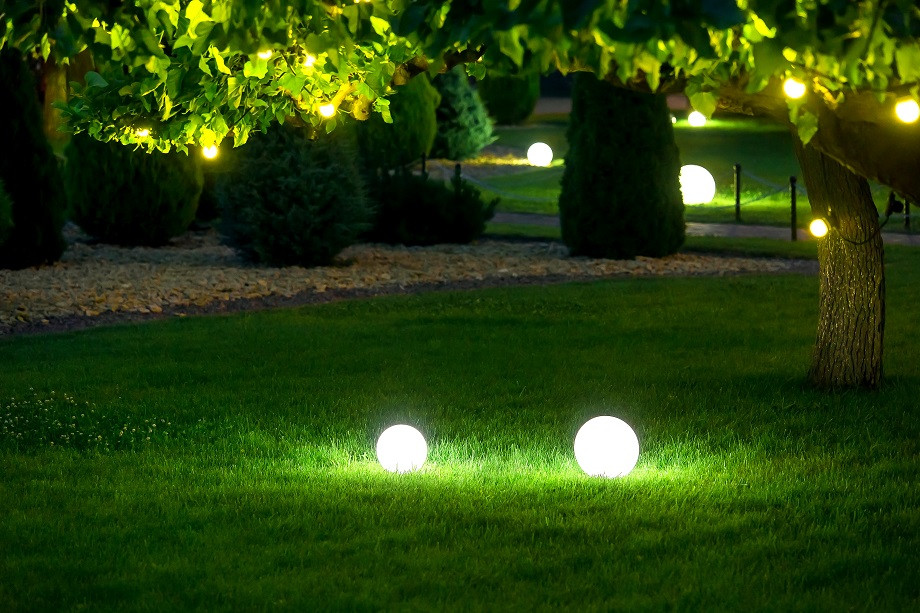 Ogrodowe kule świetlne: Nowoczesne i efektowne oświetlenie zewnętrzne